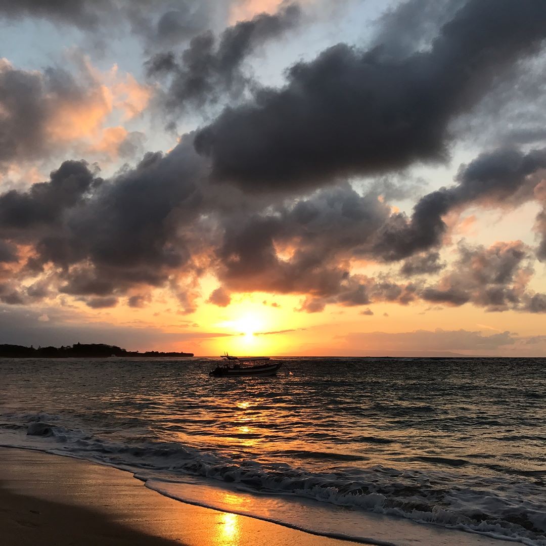 Pemandangan matahari terbit di Mengiat Beach